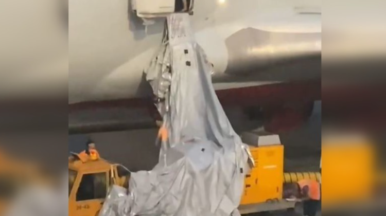 VIDEO Un pasager a mușcat stewardesa, iar altul a deschis ieșirea de urgență din avion. Incidente de la înălțime