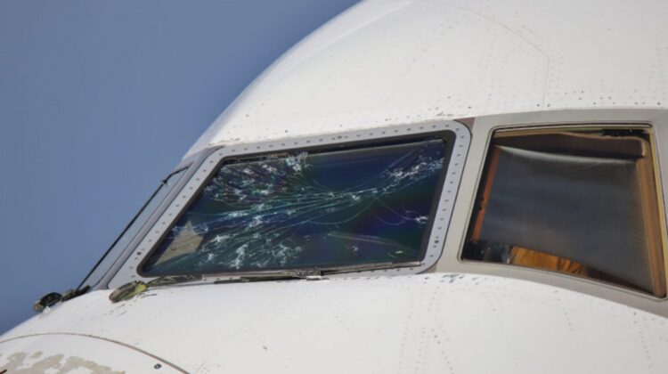 FOTO Un avion Emirates a fost găurit de grindină. A aterizat de urgență!