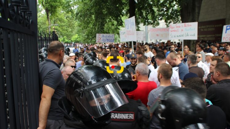 FOTO „Ținem stoiacul, că se rezolvă soarta țării”. Din mesajele „poliției politice” la protestele PDM de acum doi ani