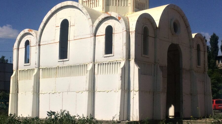 VIDEO Să vezi și să nu crezi! O biserică din polistiren a fost construită într-un oraș din țara vecină