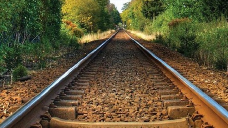 A murit în drum spre spital! Un tânăr a fost accidentat de un tren marfar în raionul Florești