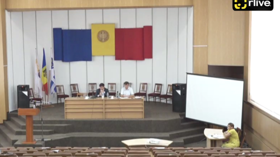 VIDEO Singuri în fața „dragostei”. Ședința CMC a fost AMÂNATĂ! Consilierii PSRM au boicotat întrunirea