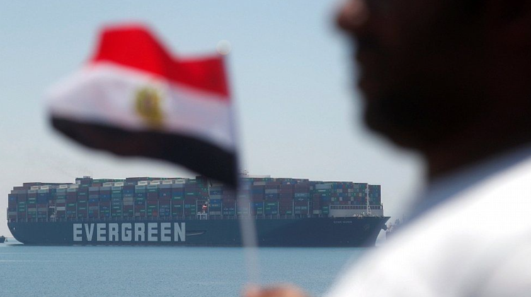 VIDEO Nava care a blocat Canalul Suez, după trei luni, pleacă din Egipt. Vezi momentul
