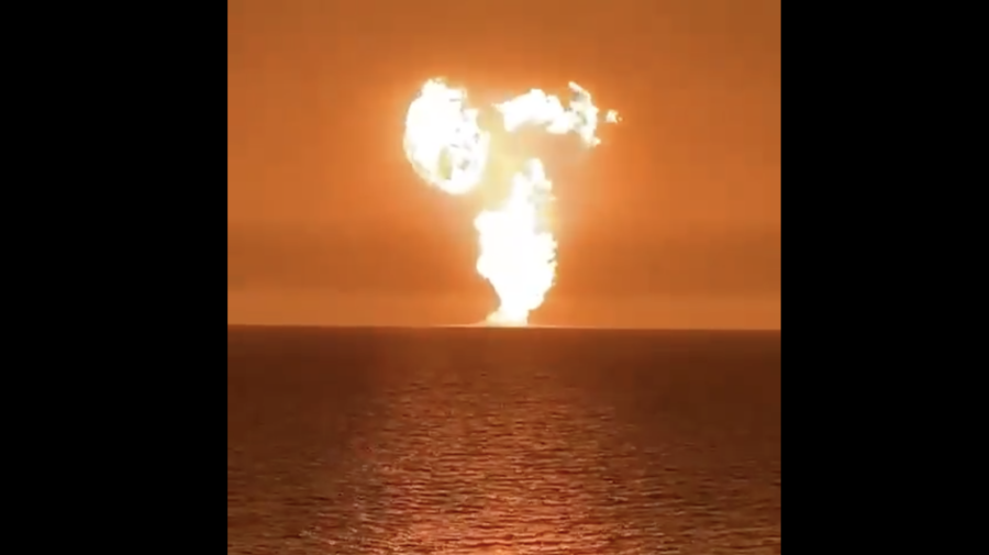 VIDEO Explozie în larg la Marea Caspică. Ar fi vorba despre un incendiu produs la una dintre platformele petroliere