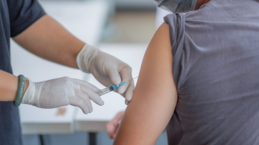 Sunt persoanele vaccinate la fel de contagioase precum cele nevaccinate? Medic: „Nimic nu poate fi mai fals”