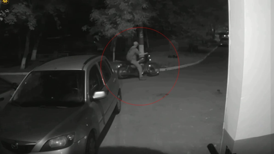 VIDEO N-a fost să fie. Indivizi din Capitală, reținuți pentru că au furat o motoretă și au vândut-o