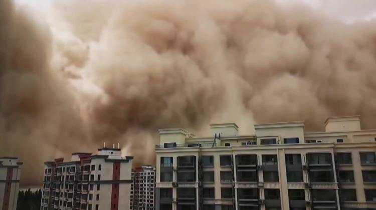 FOTO O furtună uriașă de nisip a făcut ravagii într-un oraș istoric din China