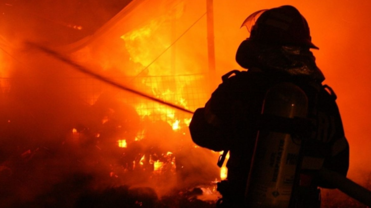 FOTO Gospodărie din Comrat, cuprinsă de flăcări. Butelie de gaz, evacuată de pompieri