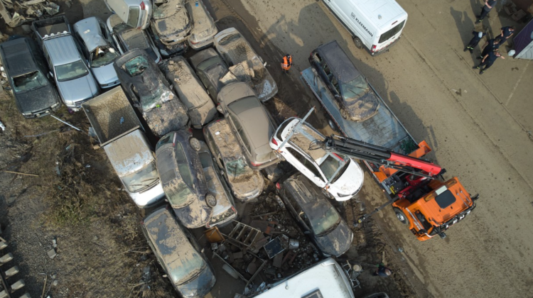 FOTO Inundațiile catastrofale din Germania: Munți de DEȘEURI formate din automobile de mii de euro