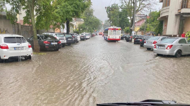 VIDEO Strada Albișoara, din nou inundată! Se circulă cu DIFICULTATE pe mai multe străzi din cauza ploilor