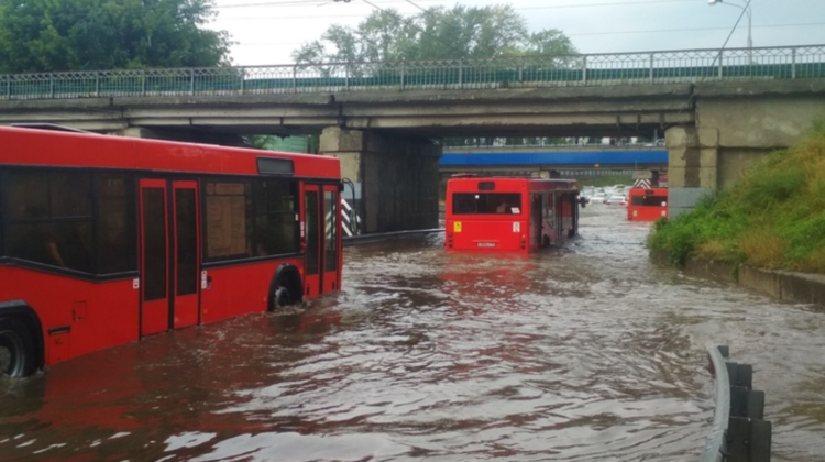 VIDEO Din cauza potopului de pe străzile din Kazan, transportul public electric a fost oprit