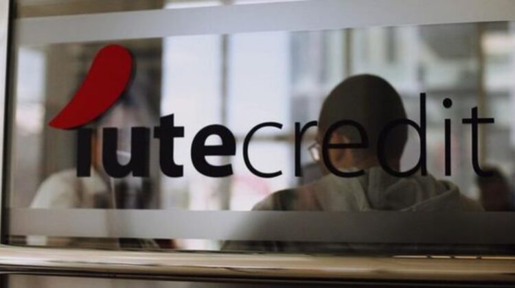 O companie de creditare nebancară din țară a fost obligată prin instanță să-i achite daune unei cliente