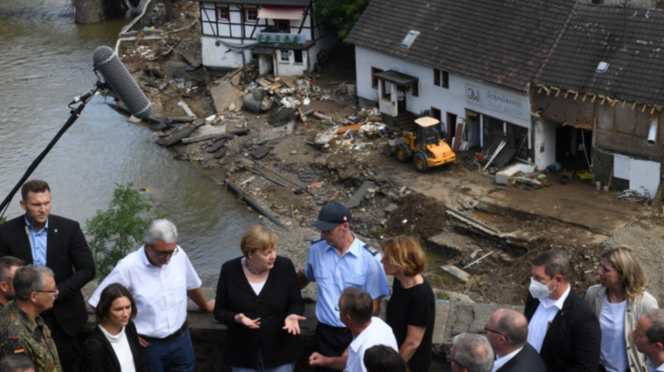 FOTO Angela Merkel a vizitat zonele devastate de inundații în Germania! A rămas „copleșită” la vederea pagubelor