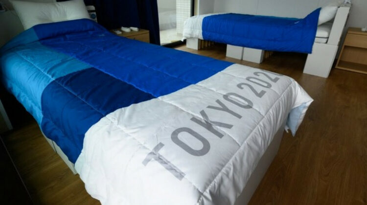 VIDEO Mitul paturilor anti-sex de la Tokyo distrus în totalitate de sportivii din Israel. Nouă persoane au sărit pe el
