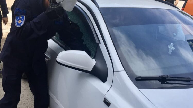 FOTO Copil de DOI ani, blocat într-o mașină. Pompierii au spart geamul portierei pentru a debloca autovehiculul
