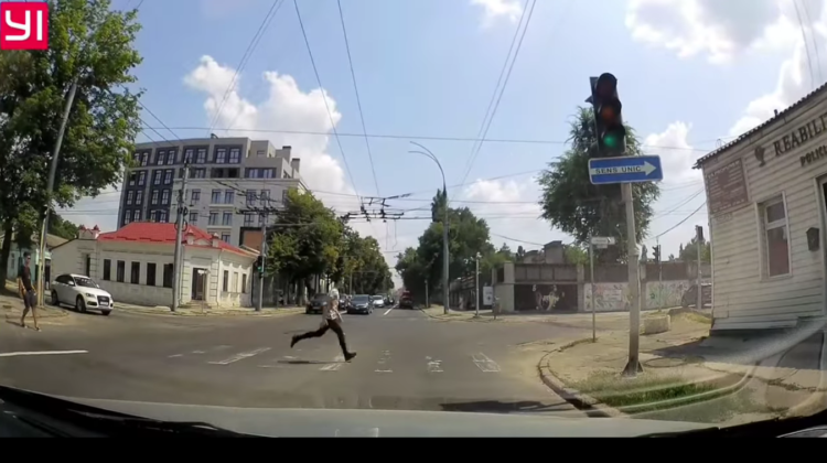 VIDEO Și-a pus viața în pericol! Un băiat care traversează strada în fugă, la un pas să fie lovit de o mașină