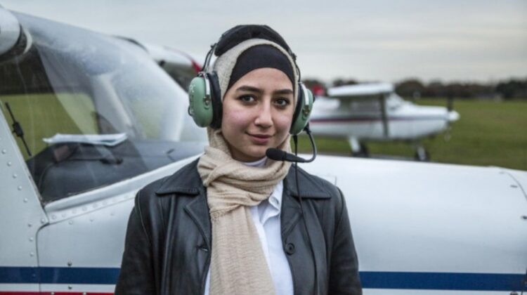 Istoria Mayei Ghazal – prima femeie siriană refugiată care a devenit pilot