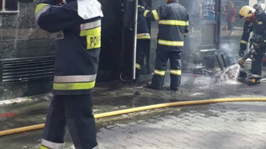 FOTO Incendiu în Capitală. Subsolul unei CLĂDIRI a fost cuprins de flăcări