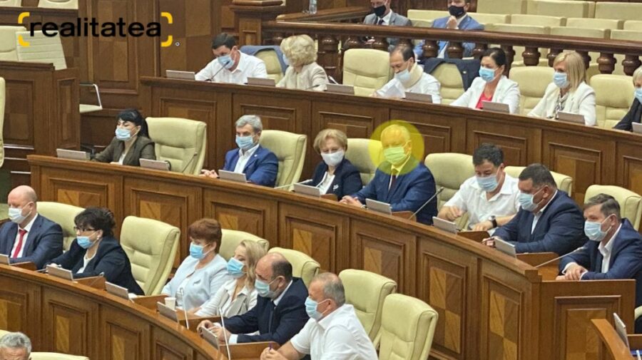 FOTO Dodon și-a luat locul în sala Parlamentului, după absența de data trecută