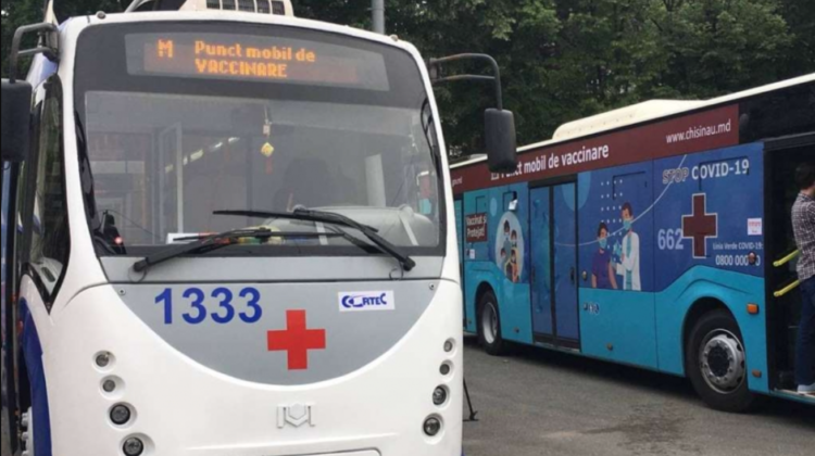 Un troleibuz la Buiucani și un autobuz la Stăuceni. Unde staționează astăzi punctele mobile de vaccinare anti-COVID-19