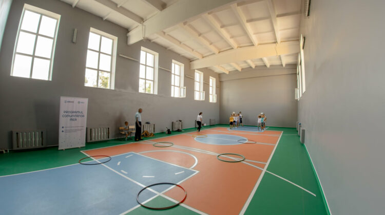 FOTO SUA a pus umărul. Sălile de sport și festivități a școlii „Vasile Moga”, reparate cu suportul Guvernului american