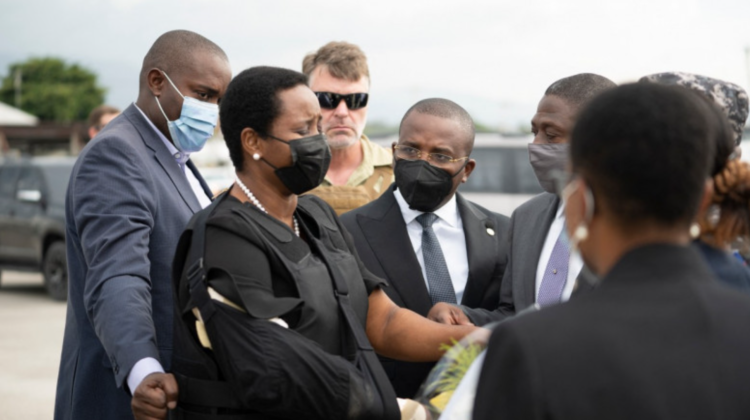 Martine Moise, soția președintelui haitian asasinat, a ieșit din spital. A revenit acasă îmbrăcată cu vestă antiglonț