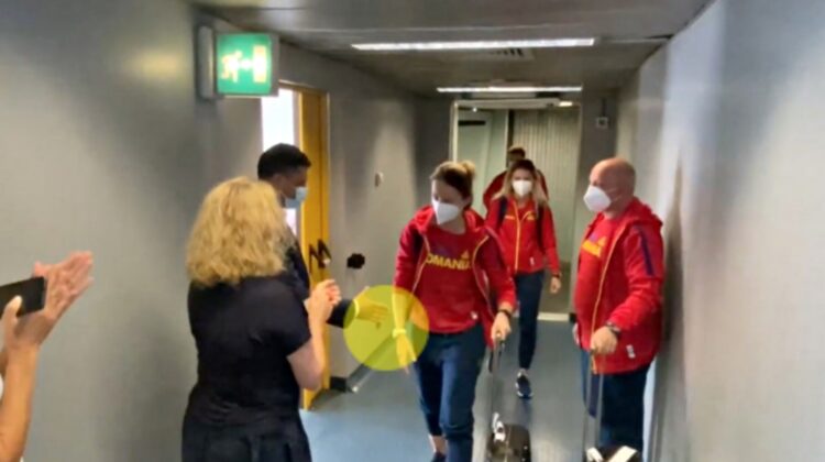 VIDEO Scandal! O sportivă din România a refuzat să dea mâna cu ministrul Sportului. A rămas cu ea întinsă!