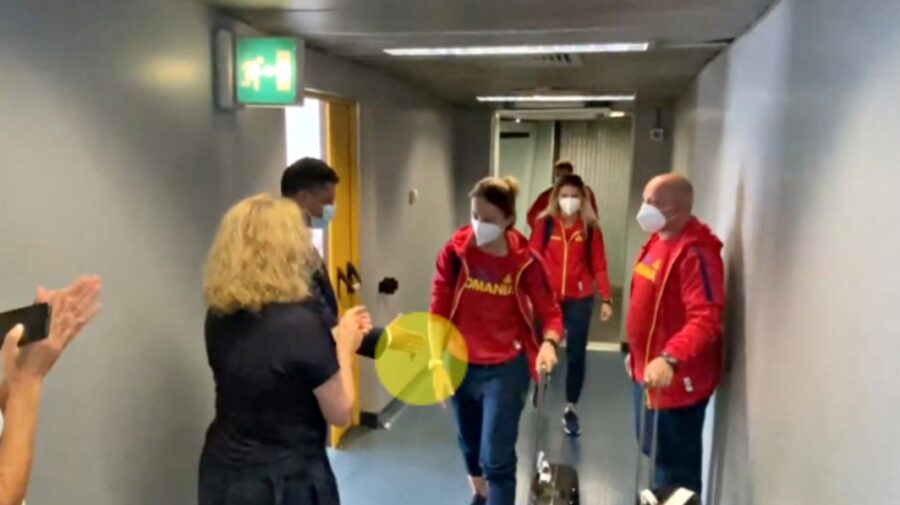 VIDEO Scandal! O sportivă din România a refuzat să dea mâna cu ministrul Sportului. A rămas cu ea întinsă!