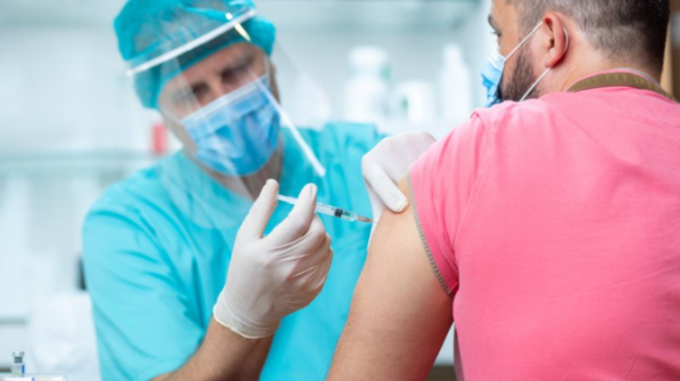 OMS: Țările trebuie să ia în considerare vaccinarea obligatorie împotriva COVID-19. „E o discuție sănătoasă”