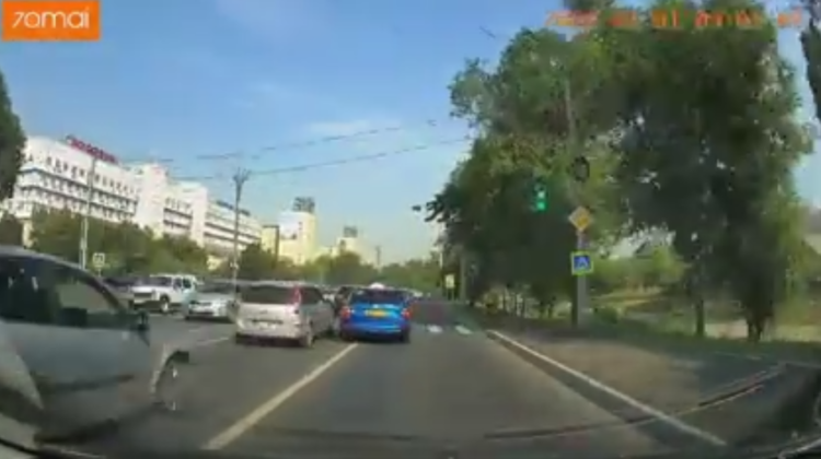 VIDEO Lifehack cum să nu stai în ambuteiaj! Un șofer de taxi, „cel mai tare” din parcare