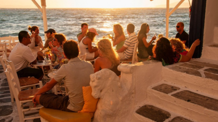Restricții pe insula grecească Mykonos. Fără muzică în restaurante și baruri. Ce altceva?