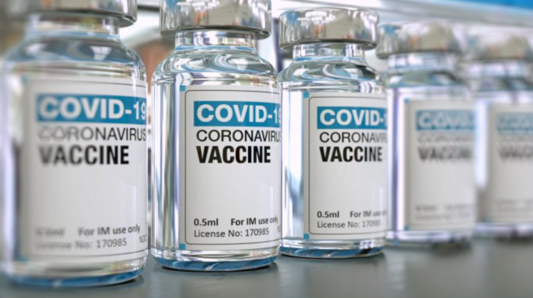 Thailanda a creat un robot care extrage 12 doze de vaccin anti-COVID dintr-o singură fiolă