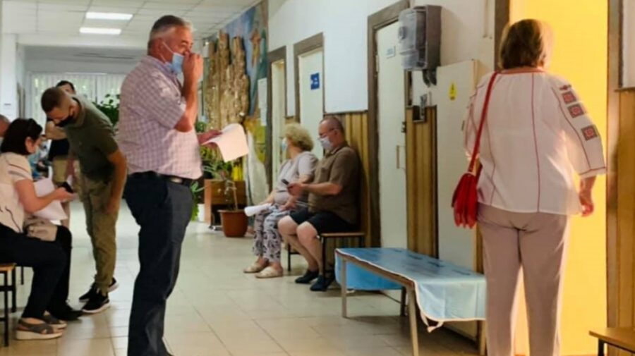 FOTO Maratonul Vaccinării la Ialoveni: S-a adunat lume. Sunt disponibile 5 tipuri de ser!