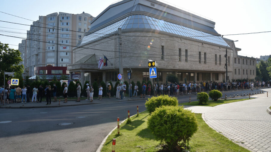 GALERIE FOTO de la maratonul de vaccinare de la USMF! Tineri și vârstnici, în rând după serul salvator
