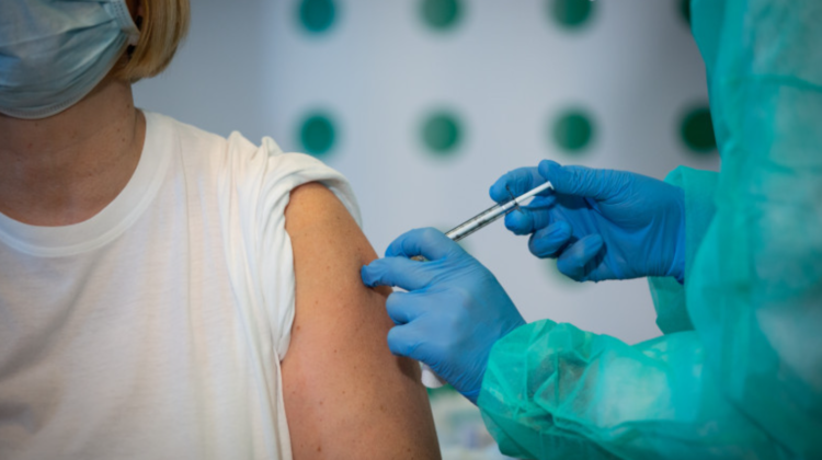 Vaccinați la locul de muncă! Opt angajați ai Parlamentului, imunizați împotriva COVID-19 și gripei sezoniere