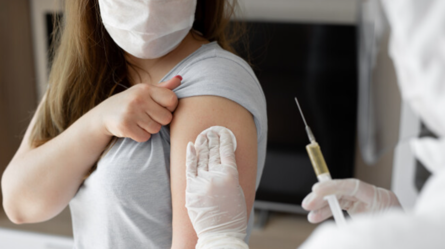 CORONAVIRUS: O țară a început vaccinarea cu a treia doză, în pofida moratoriului cerut de OMS