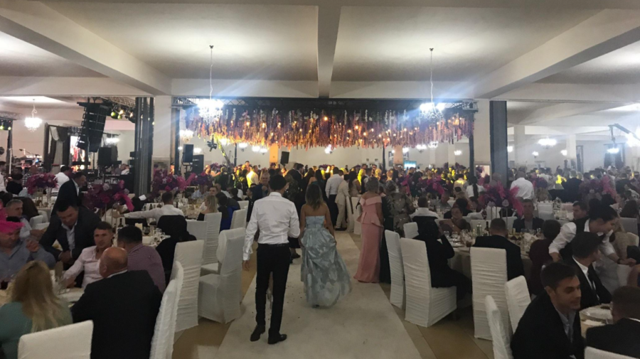 FOTO Nuntă cu 1.700 de invitați. Ar fi urmat „prânzul miresei”, dar localitatea a intrat în scenariul roșu de COVID