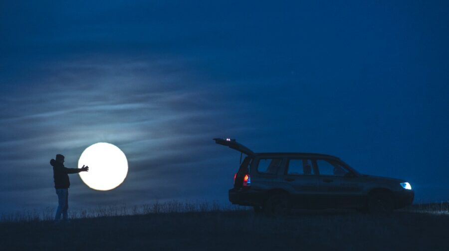 Omul care a furat Luna! Patru fotografii cu efect vizual spectaculos