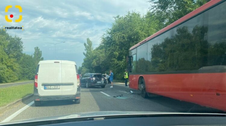FOTO Cioburi de sticlă pe traseu, la o intrare în capitală! A avut loc un accident cu implicarea unui autobuz