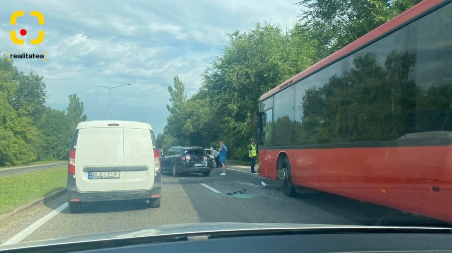 FOTO Cioburi de sticlă pe traseu, la o intrare în capitală! A avut loc un accident cu implicarea unui autobuz