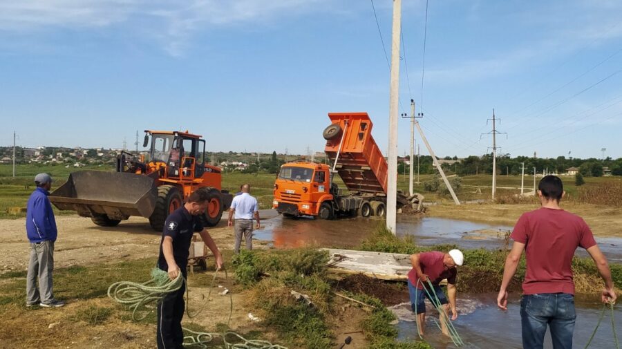 FOT/VIDEO Risc sporit de inundații la Comrat. Autoritățile întăresc digul unui iaz