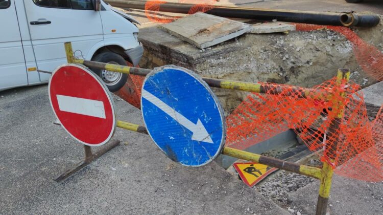 Detalii noi despre cazul microbuzului „înghițit” de un șanț! Termoelectrica: Șoferul a ignorat indicatoarele rutiere
