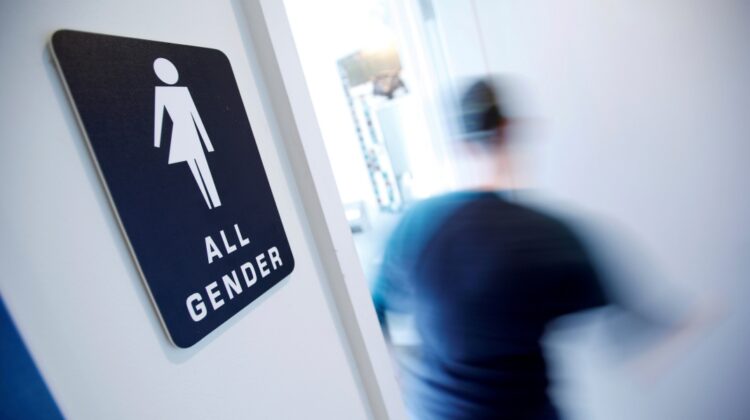 Profesorii din Scoția au un ghid de comunicare cu elevii transgender. N-au voie să le spună la ce WC să meargă