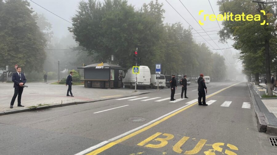 FOTO Polițist sau SPPS-ist, în centrul capitalei! Bătăi de cap pentru „muritorii de rând”. Cum să ajungă la muncă