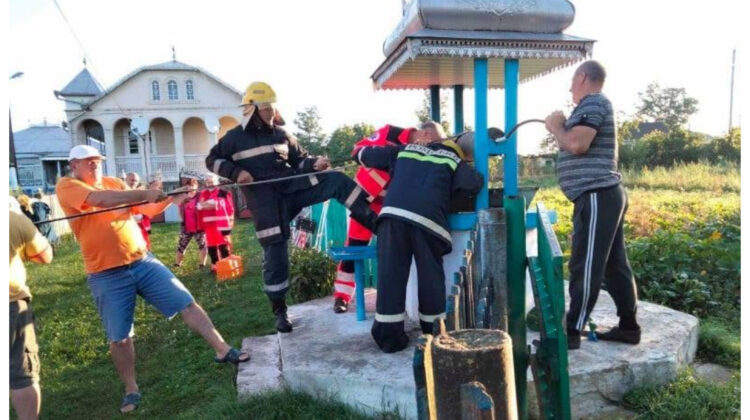 FOTO Ca prin minune a rămas în viață. Un bărbat de 63 de ani a căzut într-o fântână de 15 adâncime