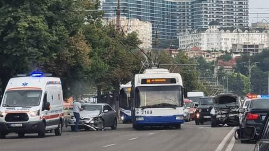 FOTO S-au „pupat” lângă circ! Un accident grav a pus pe pauză traficul rutier pe bulevardul Renașterii