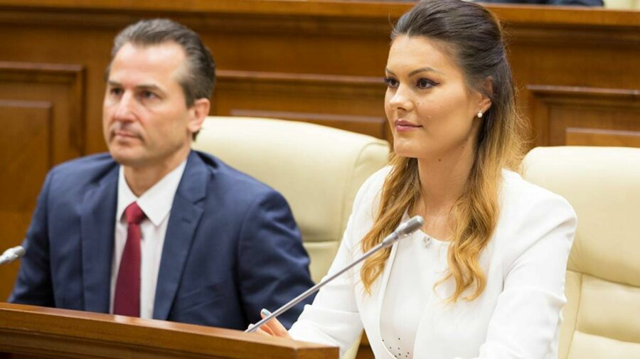 Vă mai aduceți aminte cine este ALINA ZOTEA? Fosta deputată a lansat o carte pentru copii