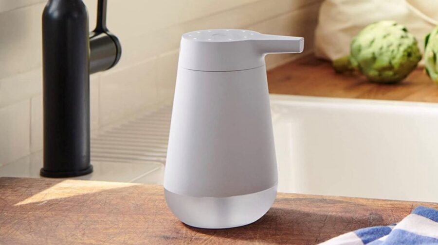 Amazon a scos un dozator de săpun haios! Îți spune glume, în timp ce te speli pe mâini. Iată cât costă!