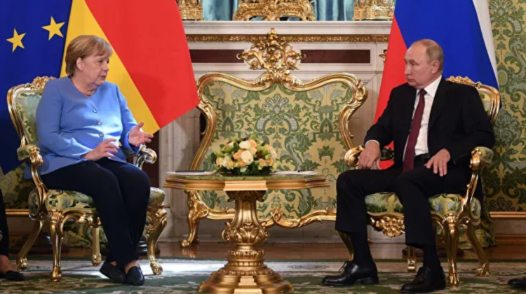 Întrevederea de la Kremlin: Merkel susține dialogul cu Rusia, chiar dacă relațiile sunt la cel mai scăzut nivel