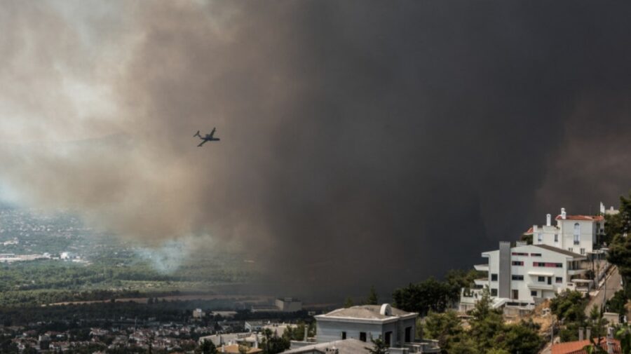 Atena este amenințată de incendii! Șase locuitori din suburbiile capitalei Greciei și un pompier, duși la spital
